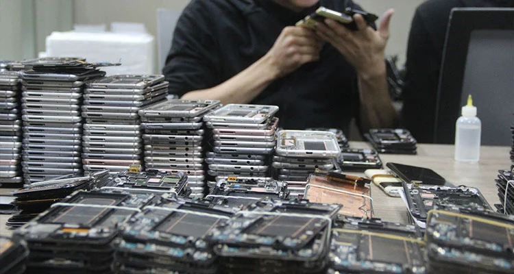 iPhone LCD Screen Prices Are Polarizing in 2026: Why Repair Shops Are Switching Back to Refurbished Original Displays